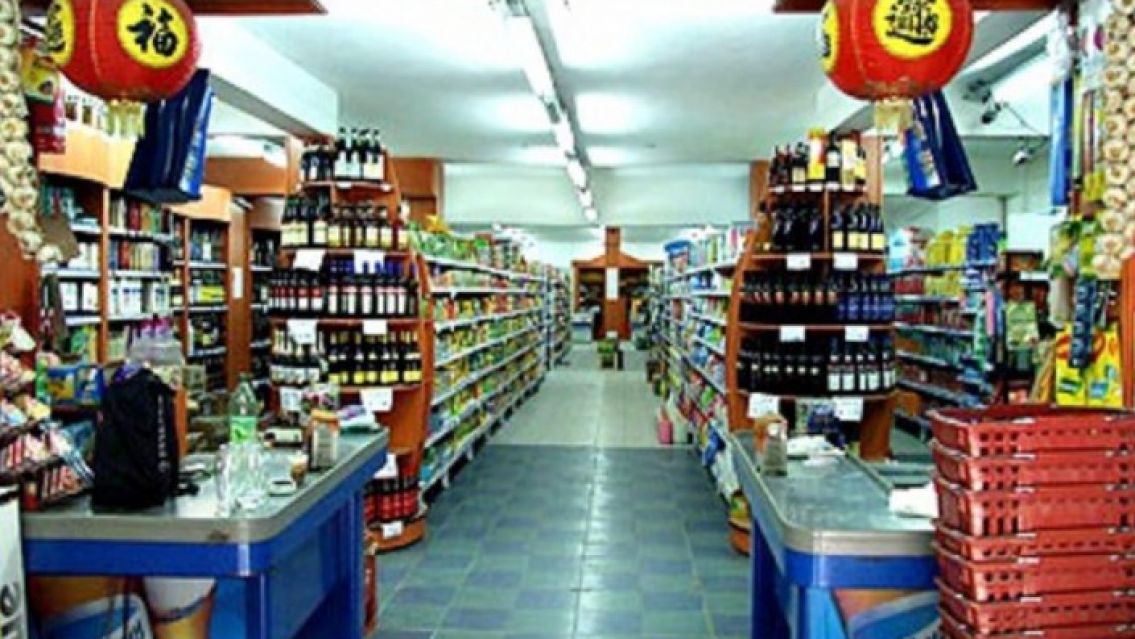 Aseguran que el repositor de un supermercado chino no puede ganar menos de un mill�n por mes