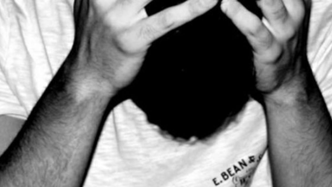 Jujeño se juntó a estudiar con un compañero: tomaron algo, se durmió y se levantó dolorido