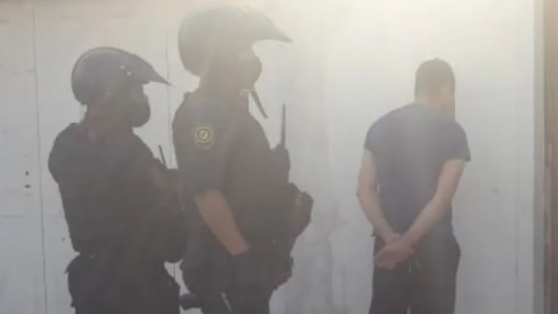 Era policía de día y "transilvania" de noche: requisaron su casa y encontraron "de todo"