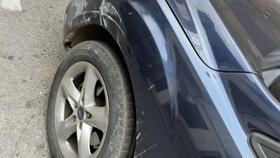 Buscan al due�o de este auto: lo estacion� en el centro juje�o y se lo chocaron