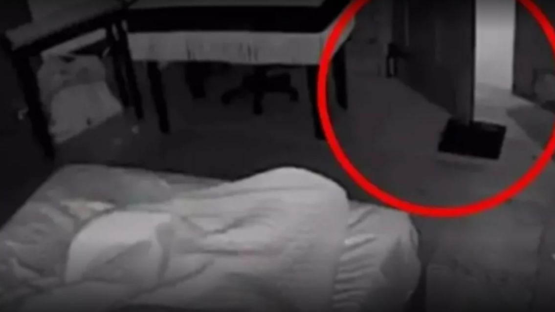 Escalofriante es poco: pareja dorm�a y se les apareci� una tenebrosa sombra [VIDEO]