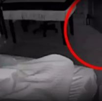 Escalofriante es poco: pareja dormía y se les apareció una tenebrosa sombra [VIDEO]