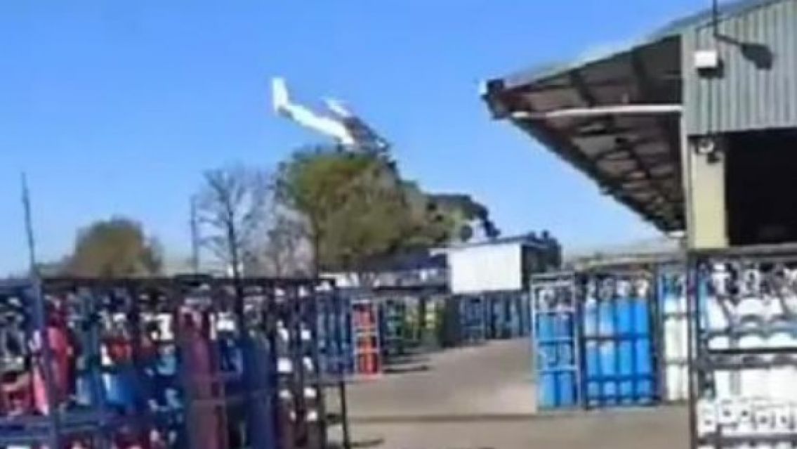 Lo despidieron del trabajo y estrelló una avioneta en la empresa: Murió en el acto
