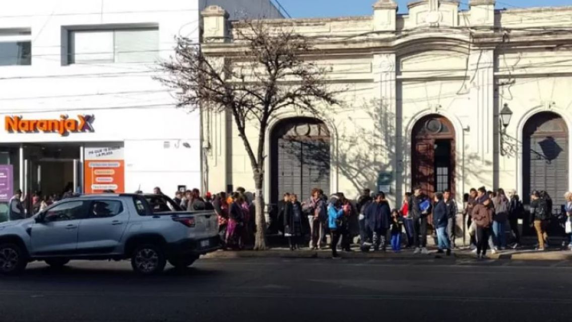 Filas interminables de espera: labraron actas contra Naranja X