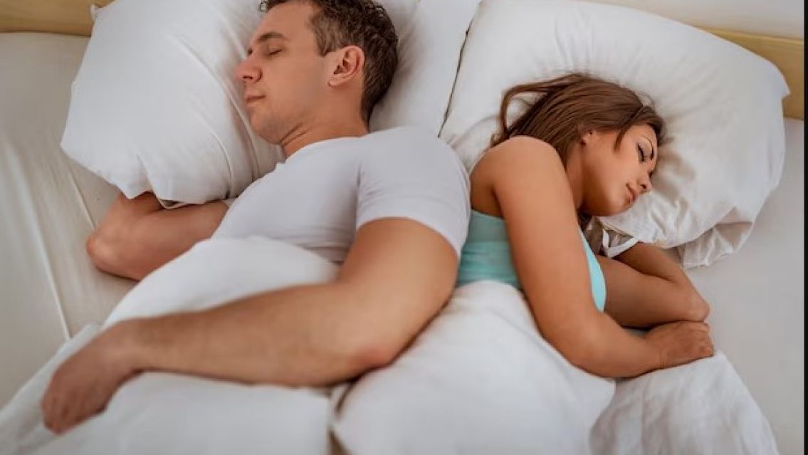�Qu� significa que tu pareja te de la espalda al dormir?