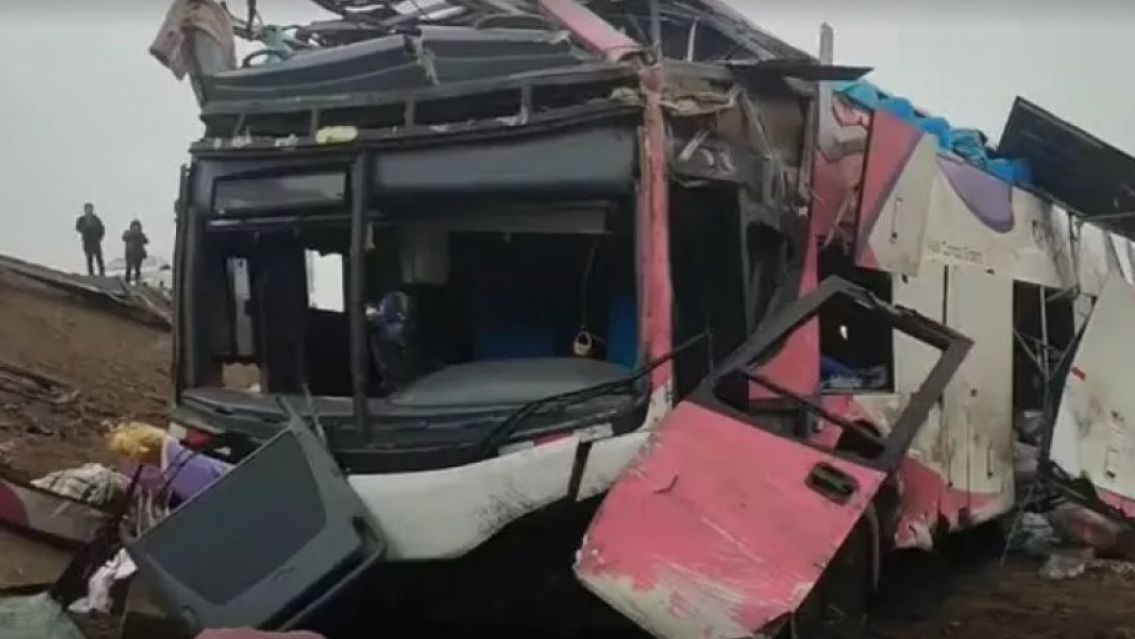 [HORROR] Colectivo se despist� y provoc� una tragedia: hay un muerto y 15 heridos