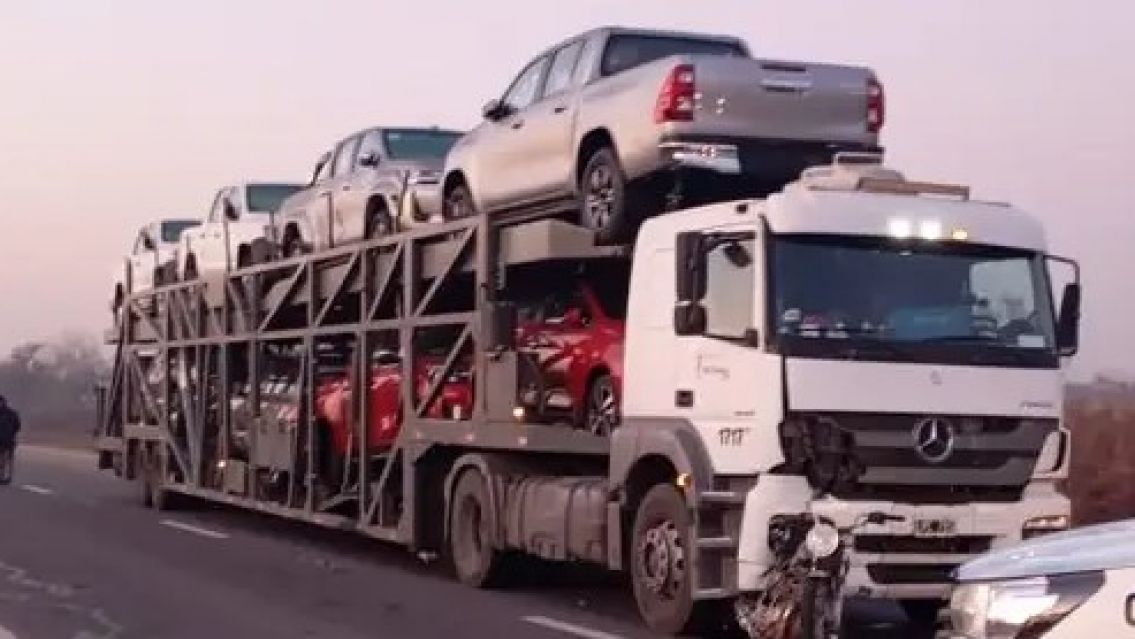 Cami�n que transportaba veh�culos choc� y mat� a dos mujeres en la ruta 147