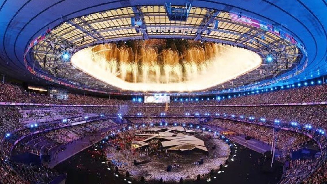 Quer�a ayudar en los Juegos Ol�mpicos pero aparecio de la peor forma: conmoci�n en Francia