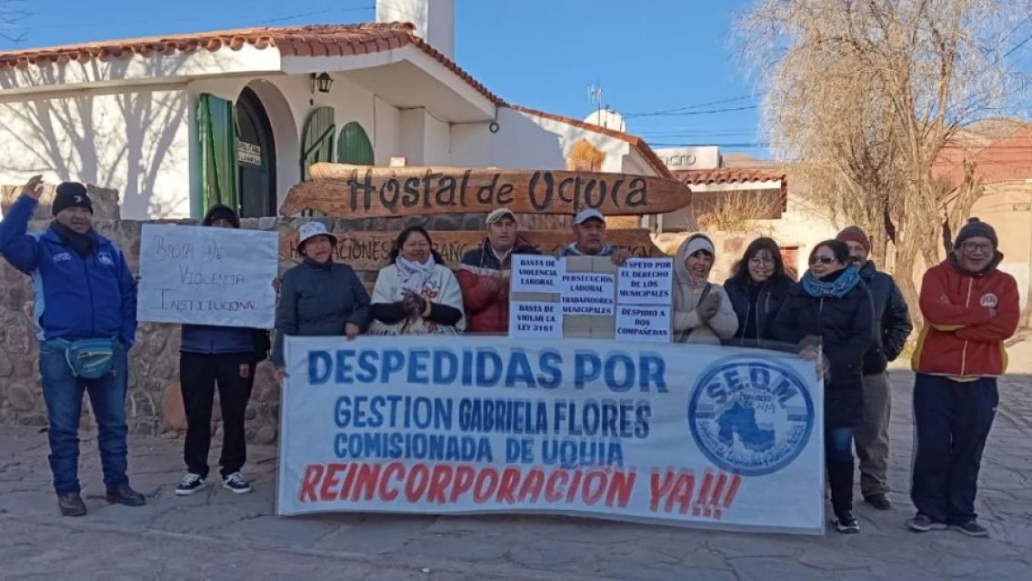 Sigue la tensi�n en Uqu�a: trabajadoras municipales amenazan con encadenarse tras despidos