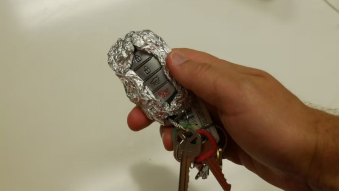 Por qué las personas cubren sus llaves con papel aluminio: el curioso dato