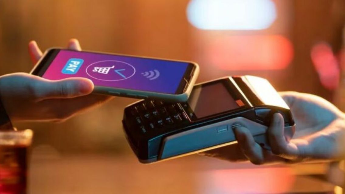 Ya se puede pagar la propina a los mozos con pagos electrónicos: cómo funciona