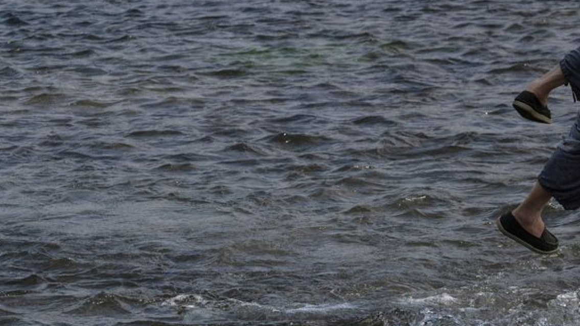 Se identific� al norte�o hallado sin vida en un r�o, ten�a una caja de vino