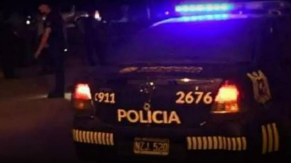 Apuraron a un policía para robarle el celu: lo terminaron 'punteando'