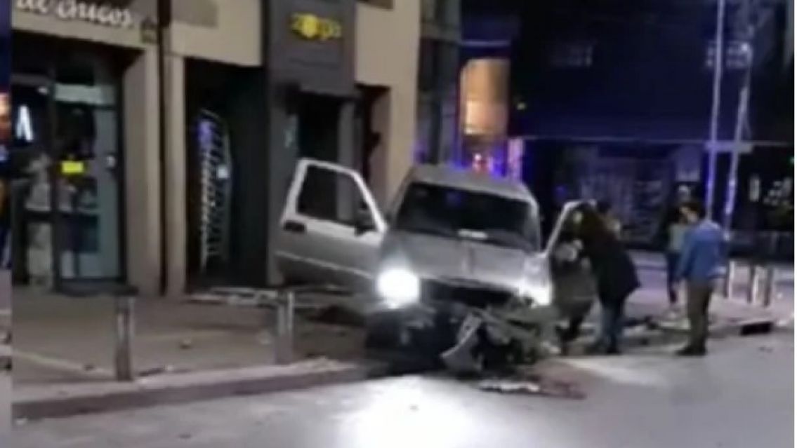 Jujeño se estrelló contra un local de zapatos en pleno centro de Jujuy