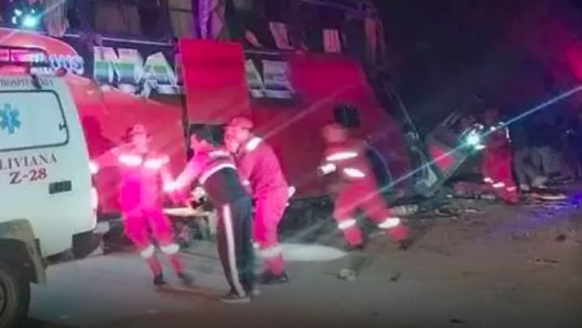 Colectivo chocó contra una peña: 14 muertos y 18 heridos