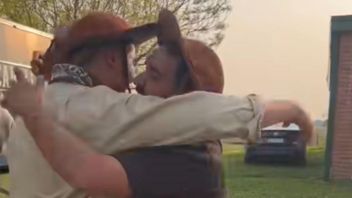 Nunca una moto o un poncho: el insólito regalo que recibió Lázaro Caballero