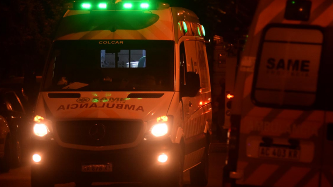 Jujeño tomaba con su amiga, pero un botellazo lo dejó muy mal y sin plata