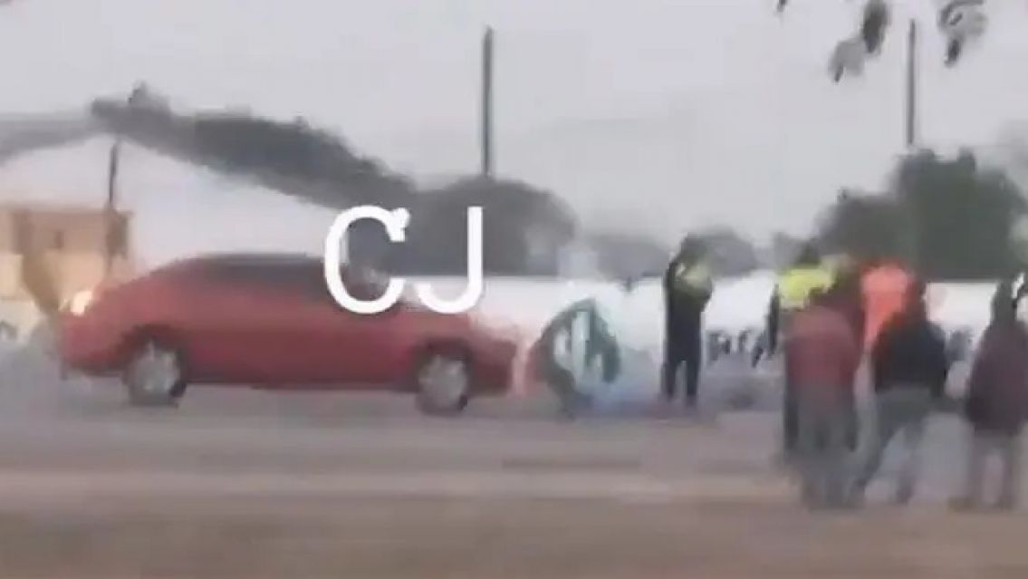 Conmoci�n: cruz� la calle y lo atropellaron tres autos