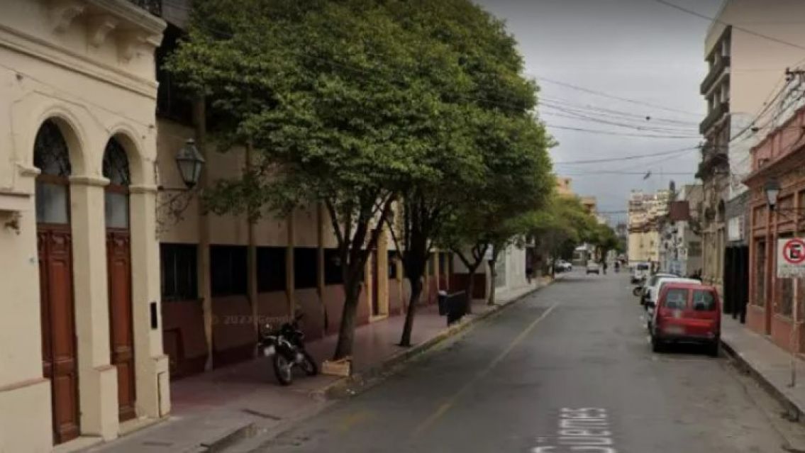 Gritos y empujones afuera de colegio por culpa de una mujer: "Es ella"