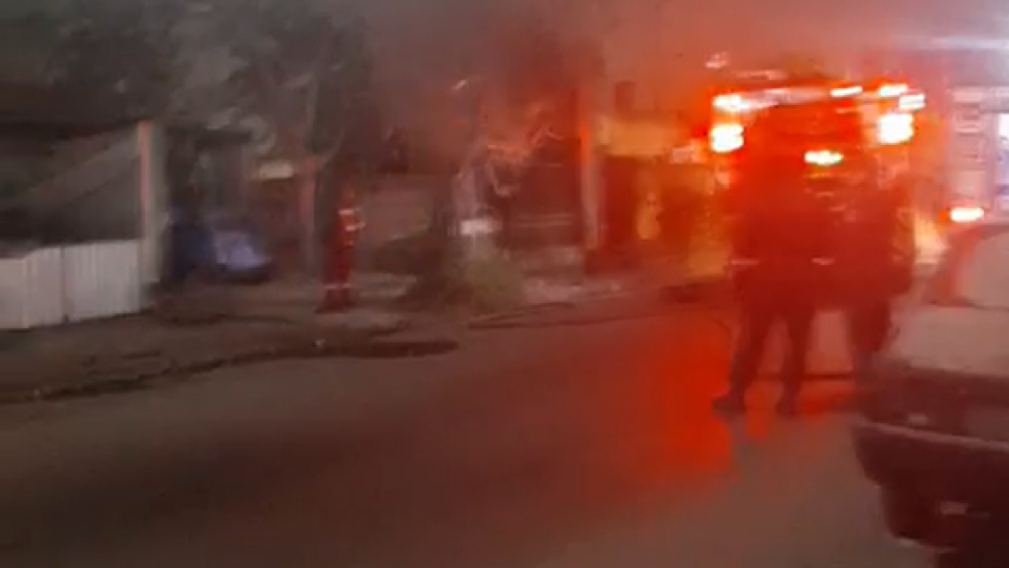 Brutal incendio en Barrio Santa Rosa, cerca del club Luján