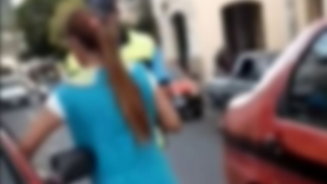 "Vi a la se�o Cari": escrach� a la maestra de jard�n cuando sub�a a un auto