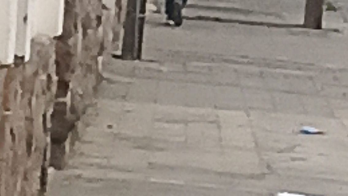Escrachan al tipo que va mirando autos en San Pedrito: "tengan cuidado"