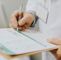 El Gobierno evalúa eliminar 60 prepagas y intervenir obras sociales