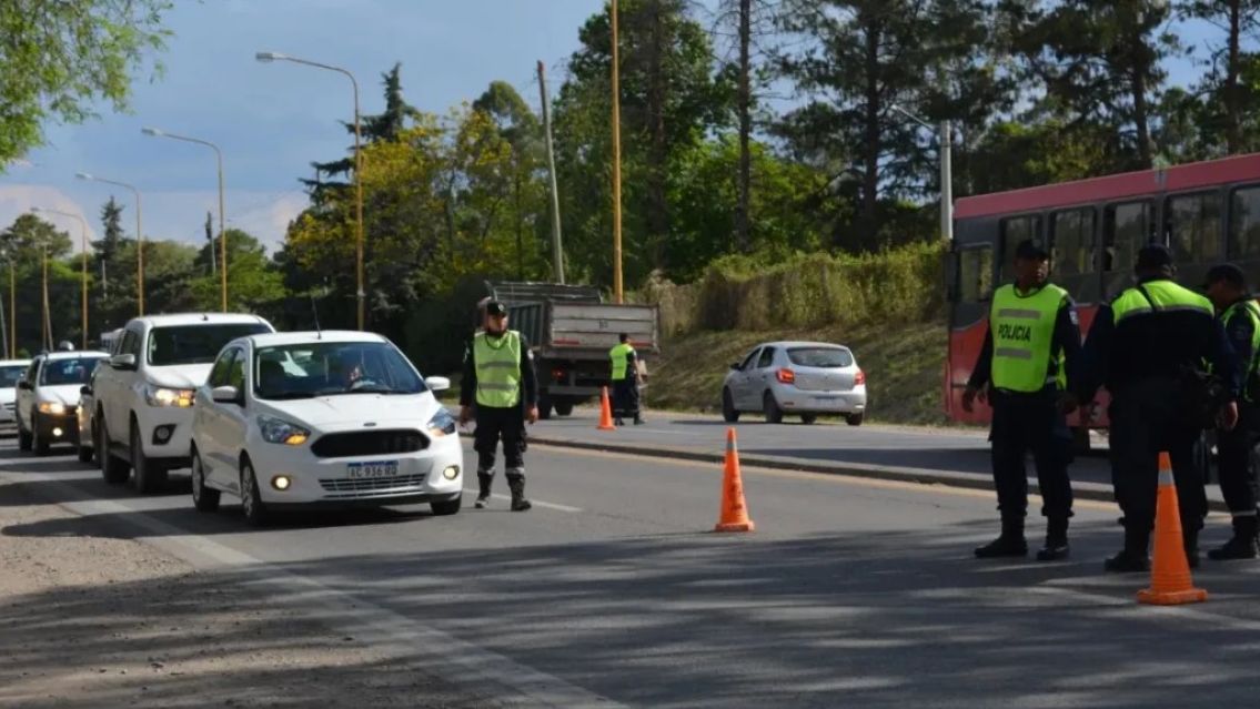 Machado al volante se quiso escapar de un control y atropell� a un polic�a de Jujuy