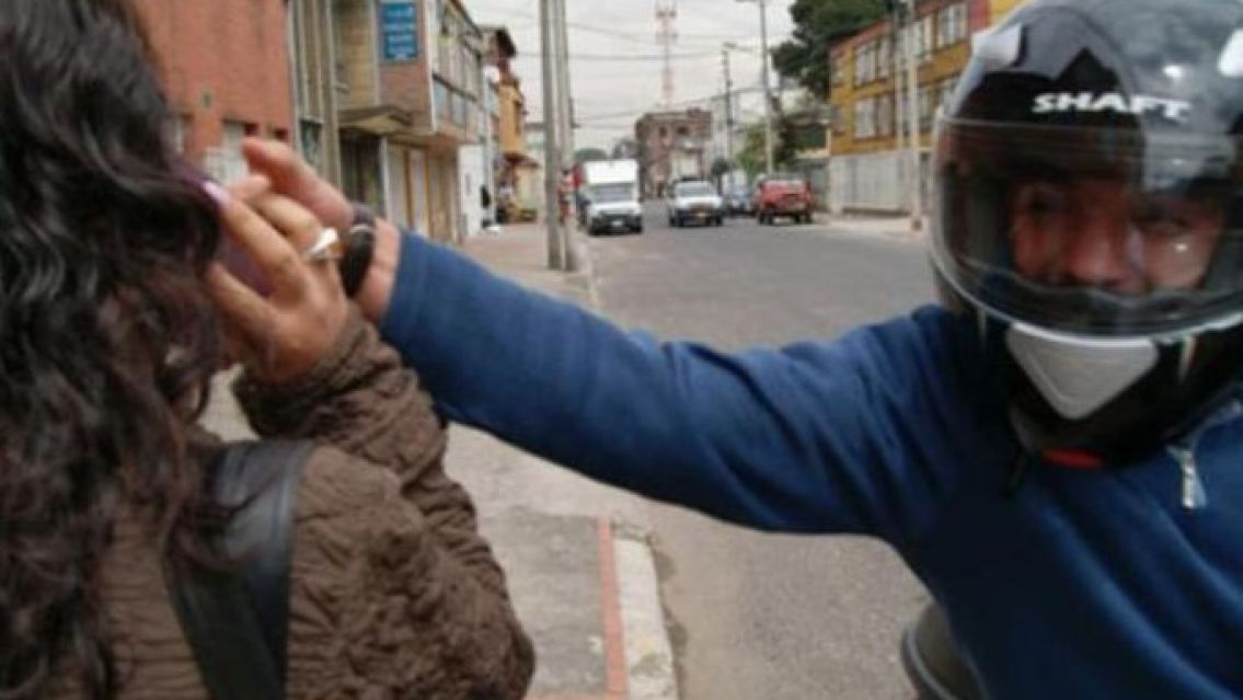 A una juje�a le robaron el celu, se metieron a sus aplicaciones y ahora no para de llorar