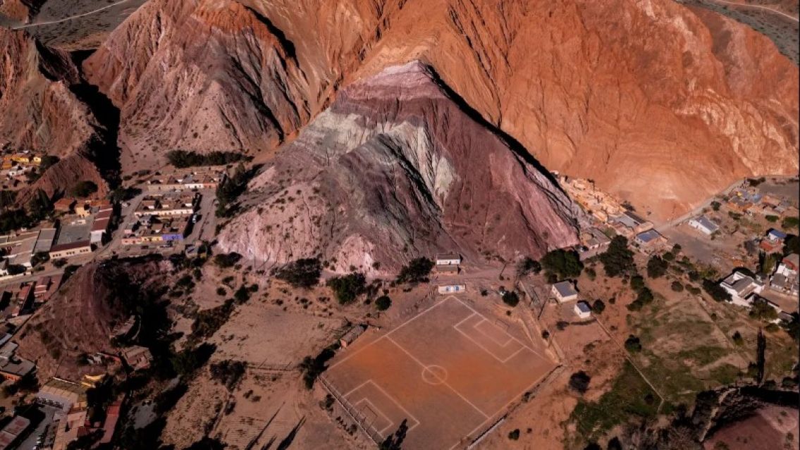 El dato que no conocías de la cancha de fútbol de Purmamarca