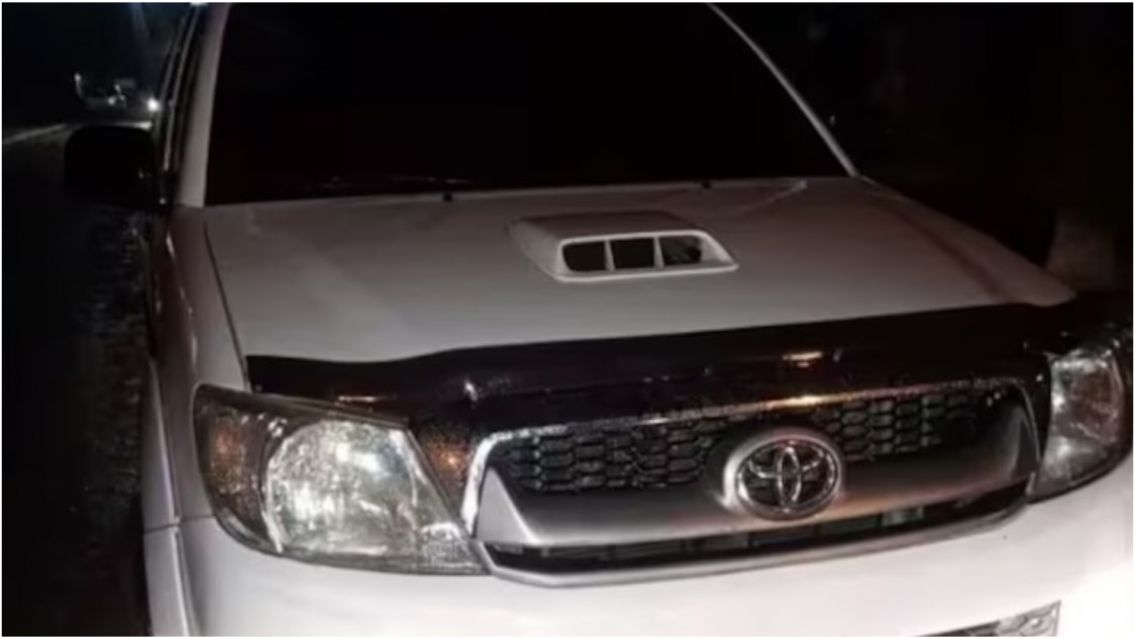 Discutió con su pareja, la empujó de la camioneta y tomó la peor decisión