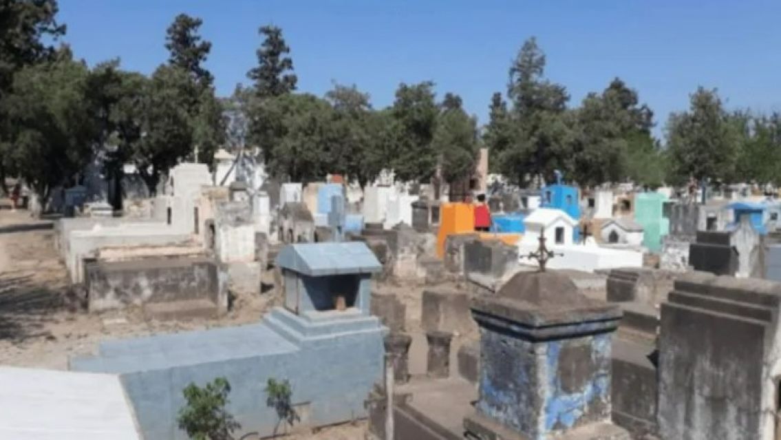 Fueron a visitar la tumba de su abuela al cementerio y se encontraron con lo peor
