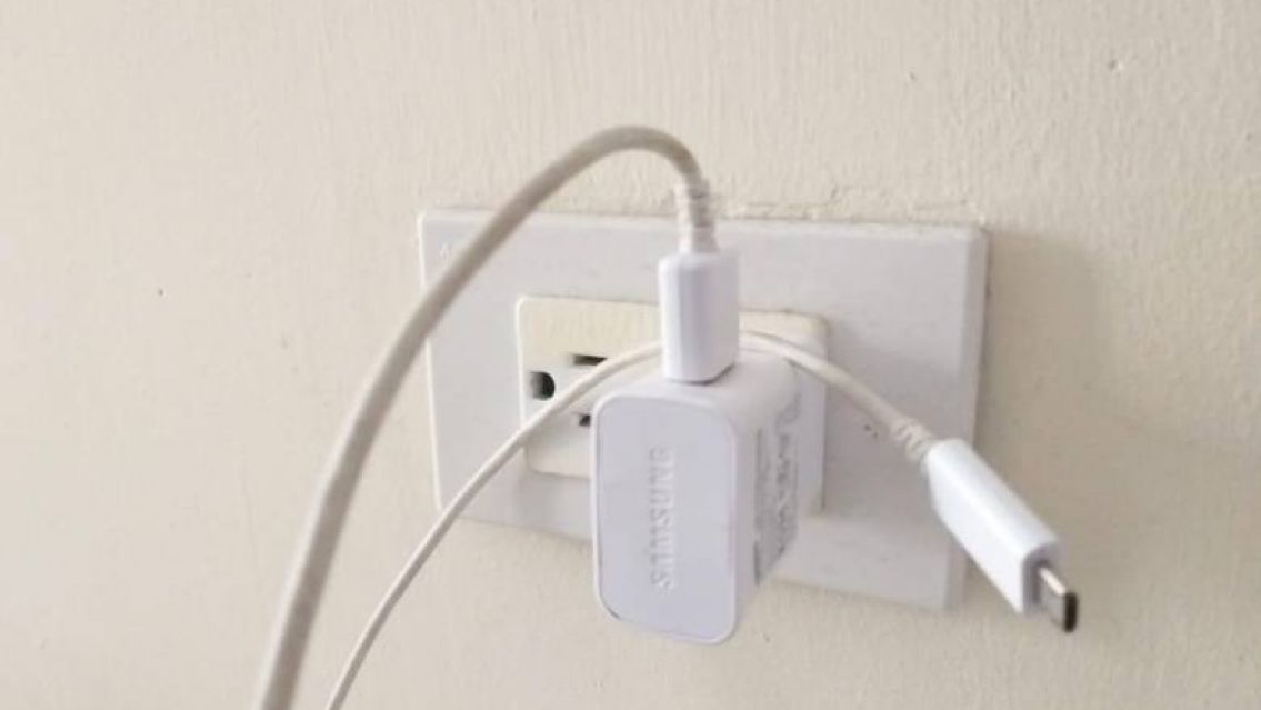 Porqué no hay que dejar enchufado el cargador, sin el celular conectado