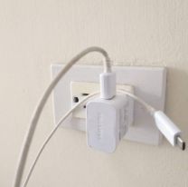 Porqué no hay que dejar enchufado el cargador, sin el celular conectado