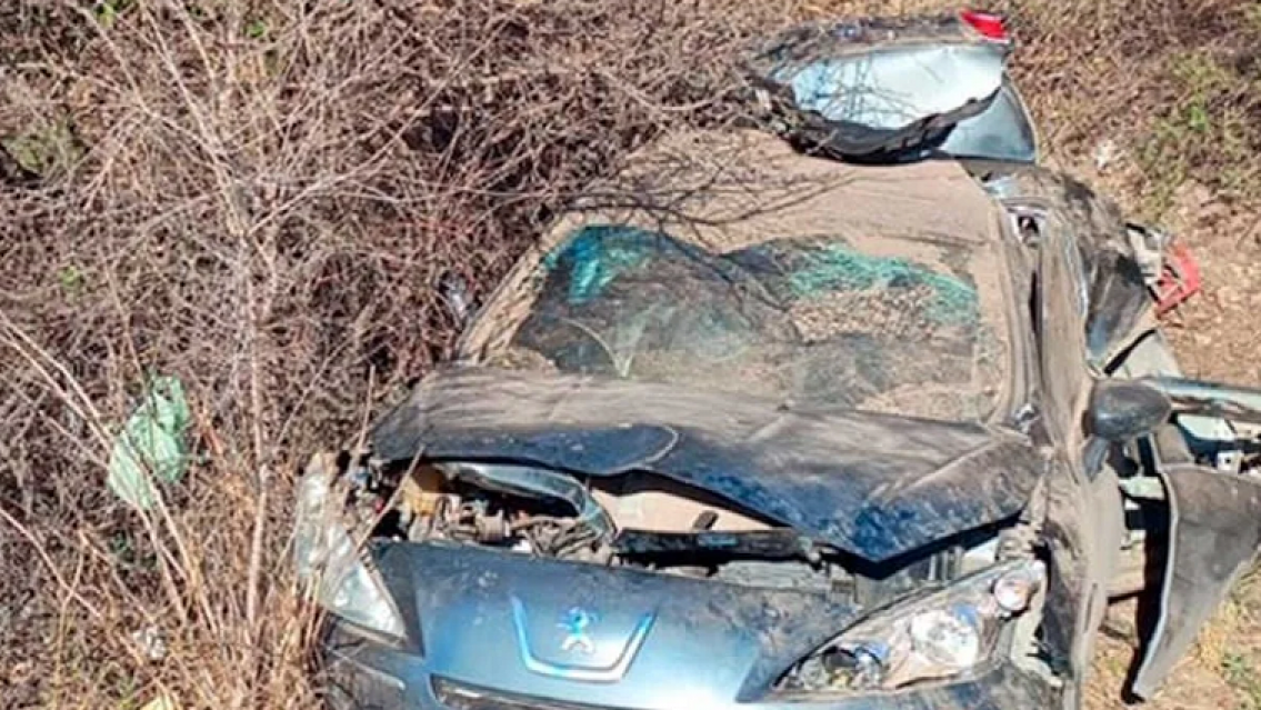 Familia chocó y volcó en la autopista: falleció una nenita de 11 años