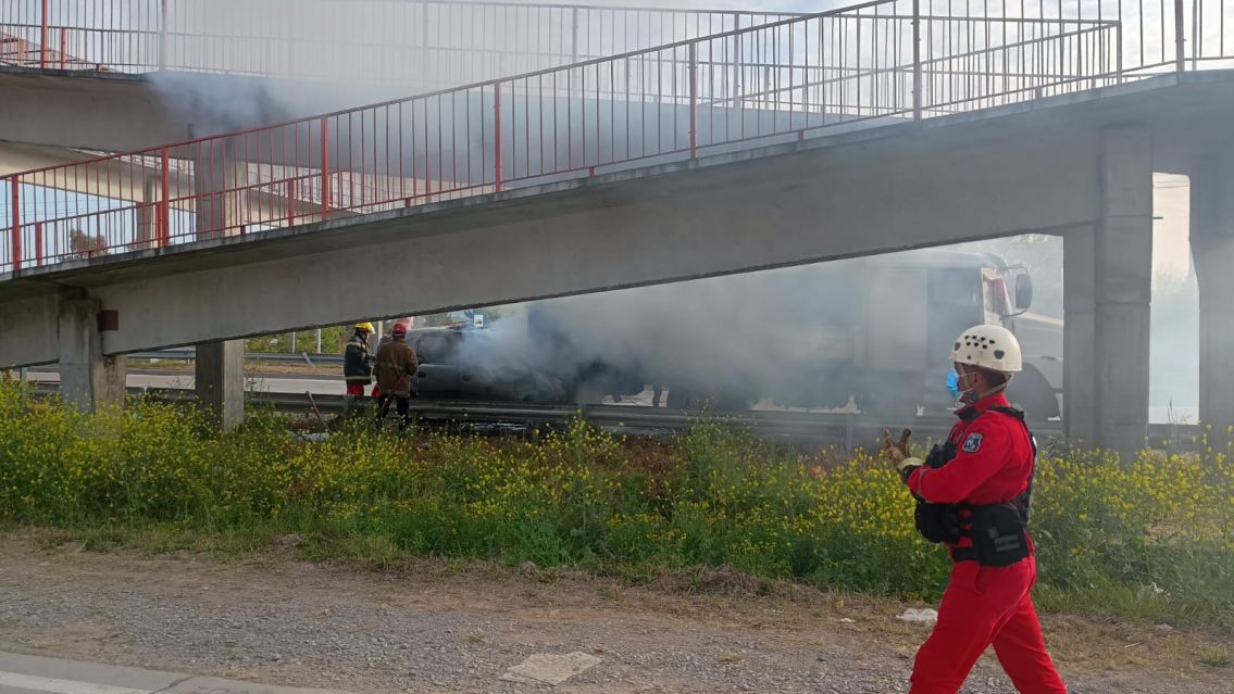 Urgente: se incendia un auto en la ruta 1