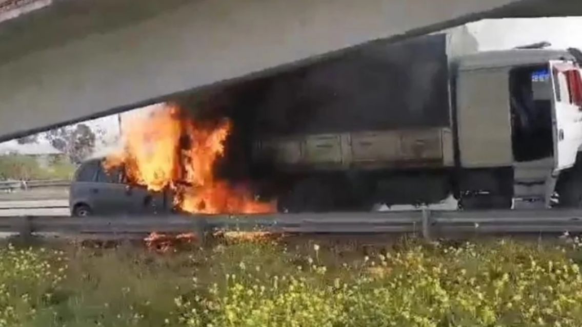 Un auto se "trag�" un cami�n de atr�s y se prendi� fuego en Jujuy
