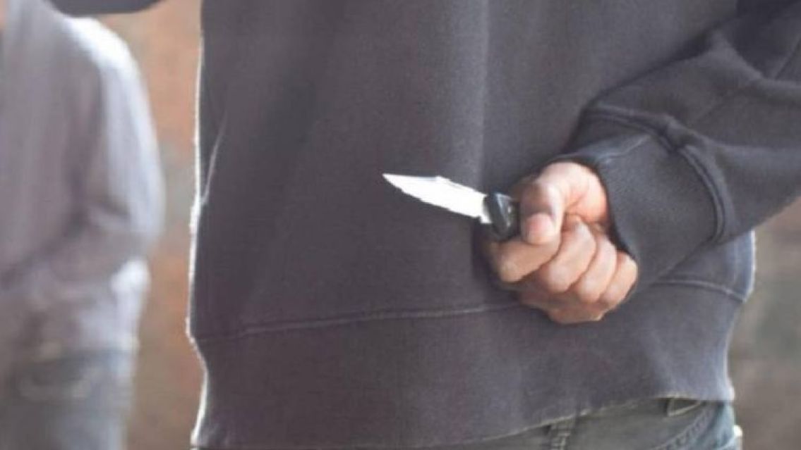 Entró a una conocida peña de Jujuy y acuchilló a dos changos: están graves