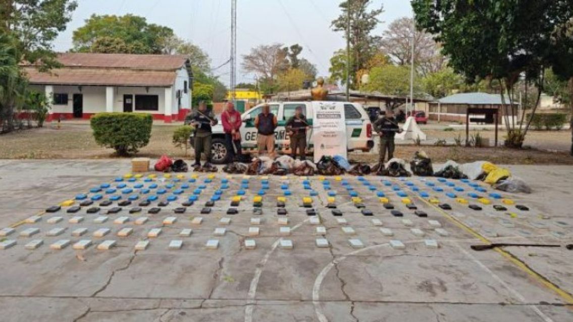 Detuvieron a 11 mochileros: transportaban 202 kilos de droga