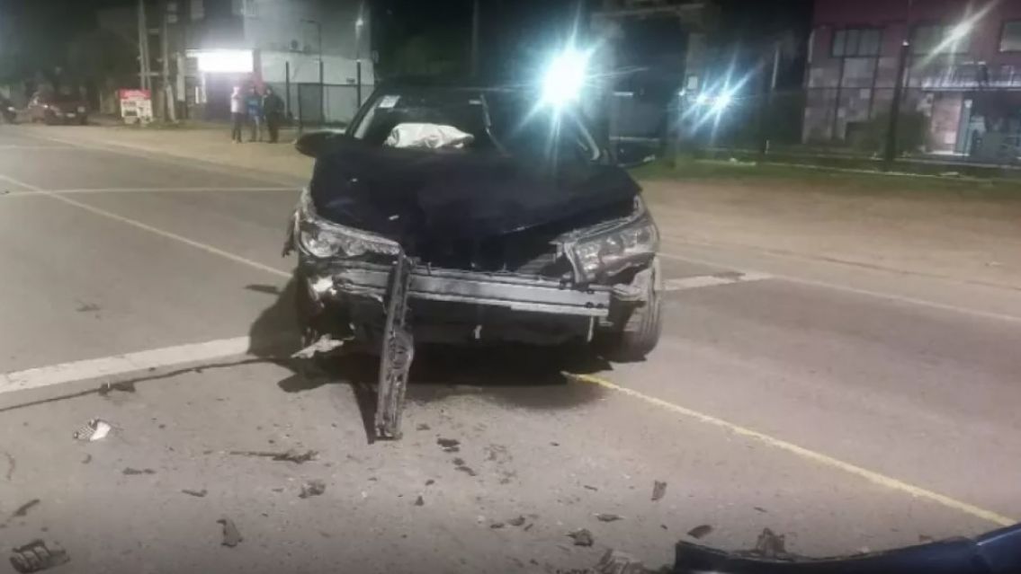 Chocó contra una moto tras cruzarse de carril: hay un muerto