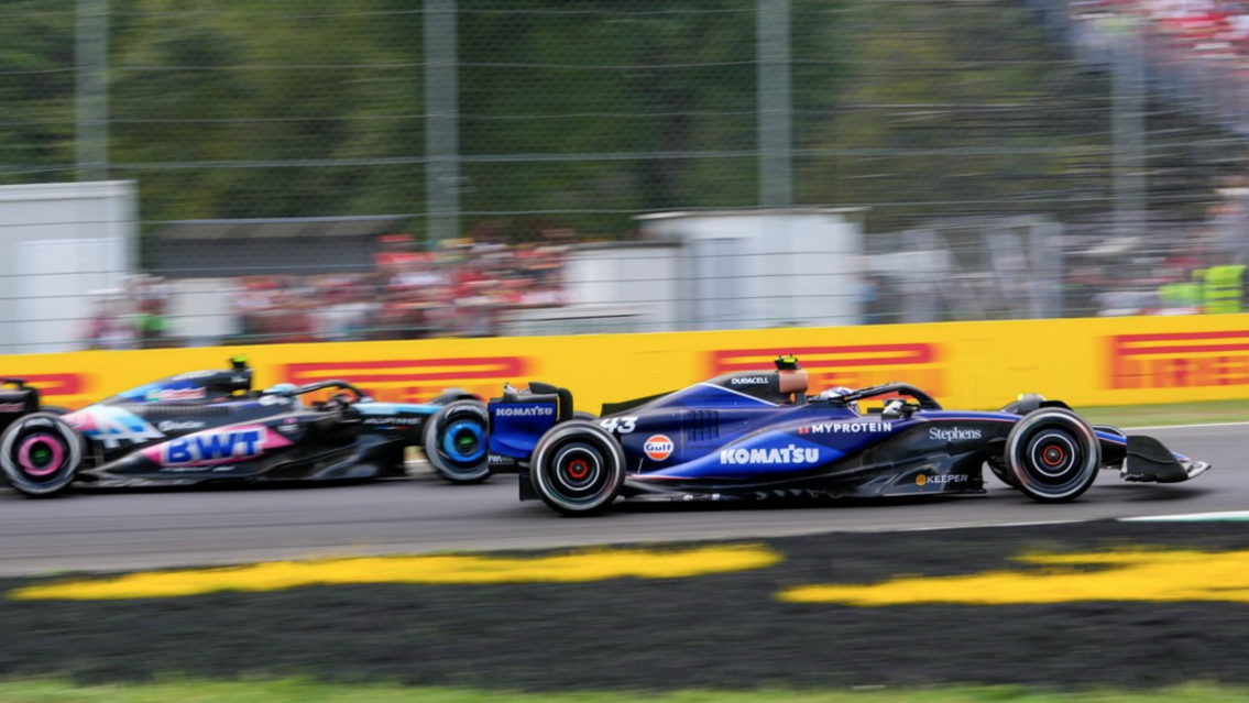 Franco Colapinto supera a Pierre Gasly durante el Gran Premio de Monza de F�rmula 1. Foto: AP / Luca Bruno
