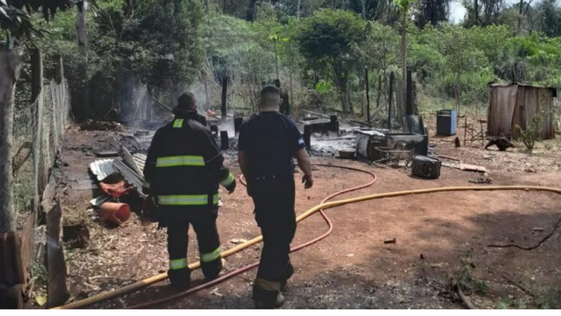 Sali� a lavar la ropa y un incendio devor� su casa con sus hijos: "Dos fallecieron"