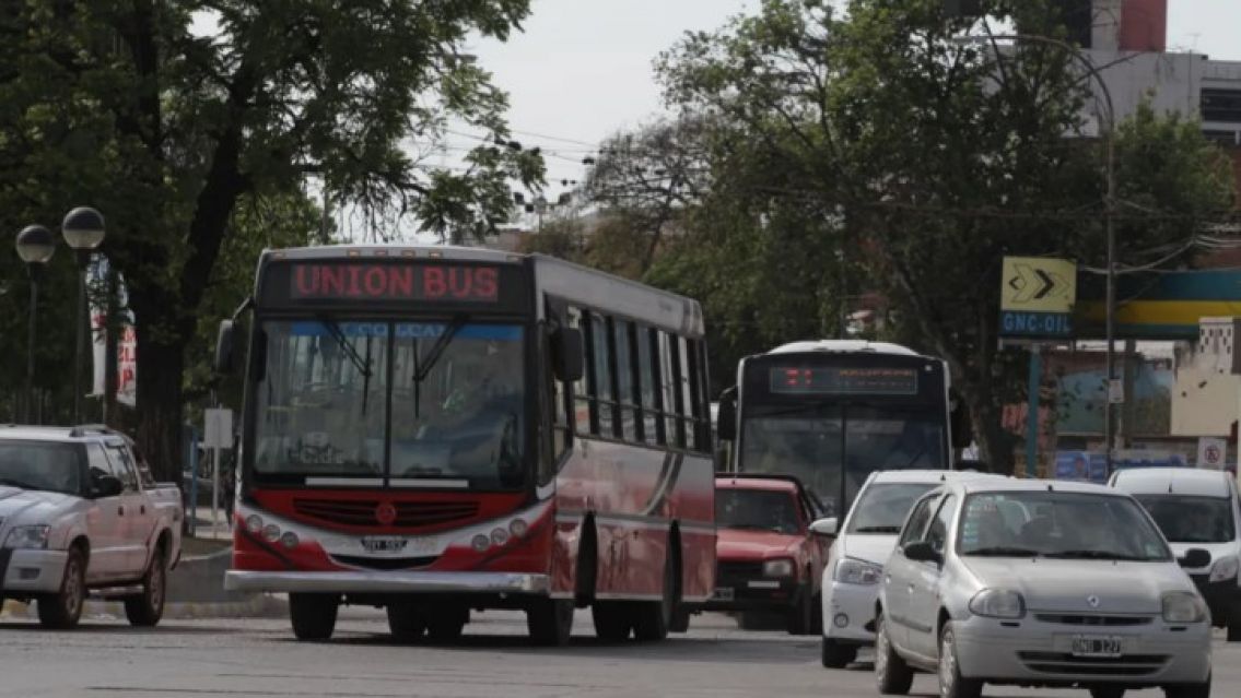 Choferes salieron al cruce de UTA Jujuy: "No cobramos $1 mill�n"