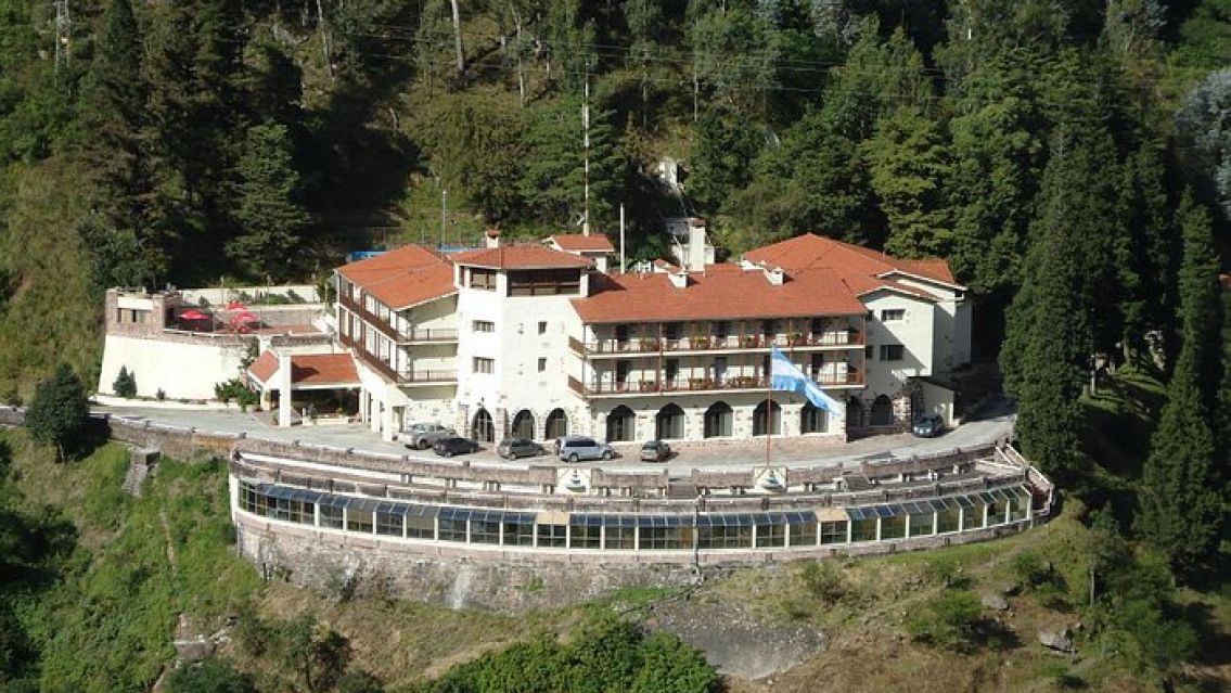 Cuánto sale una noche en el Hotel Termas de Reyes y cuánto en las termas de Rosario de la Frontera