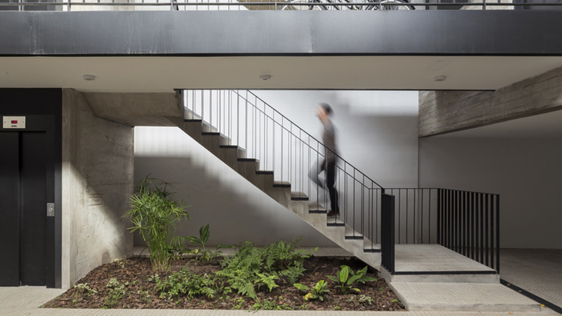 Norte�a trans fue agredida por su novio, la golpe� y tir� por las escaleras