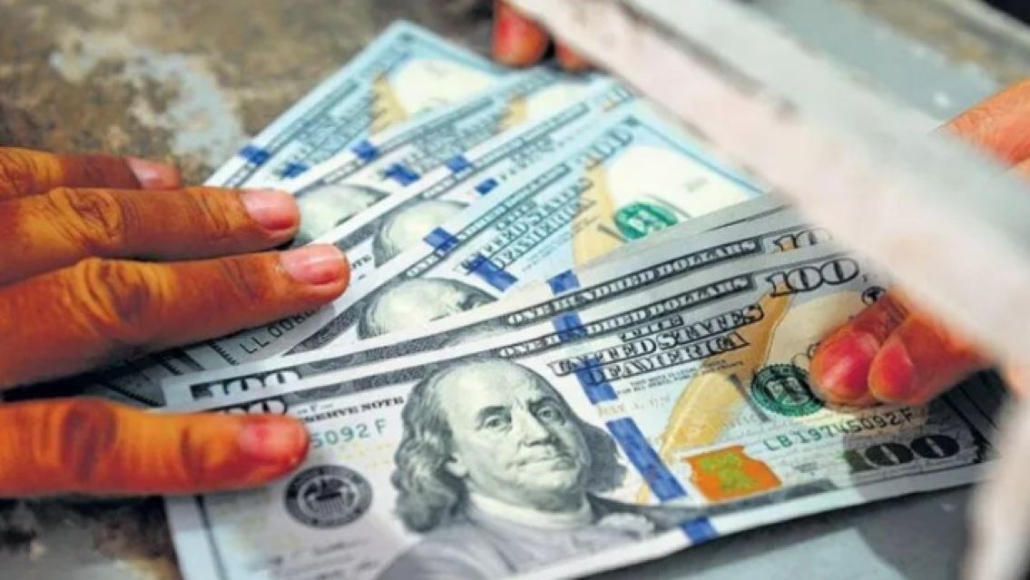 Dólar hoy: ¿A cuánto cotizan el oficial y el "blue"?