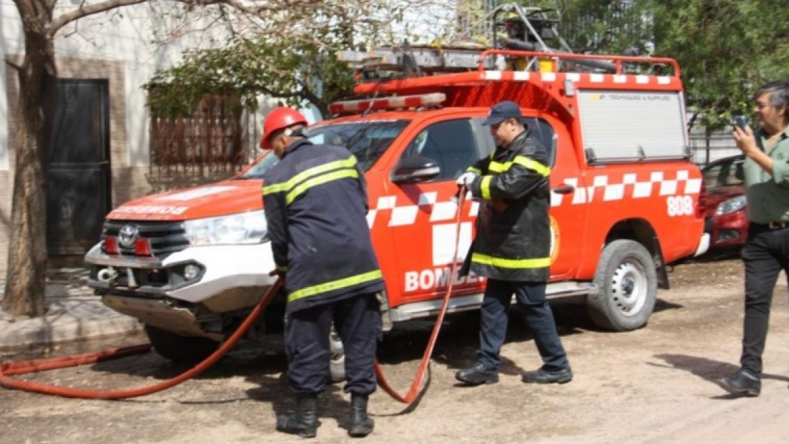 Brutal incendio en barrio Belgrano consumi� uno casa: Se salvaron de milagro