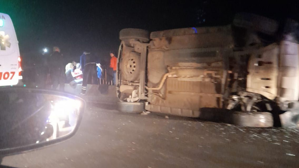 Se les cruz� una bici y volcaron en la ruta con toda la familia adentro