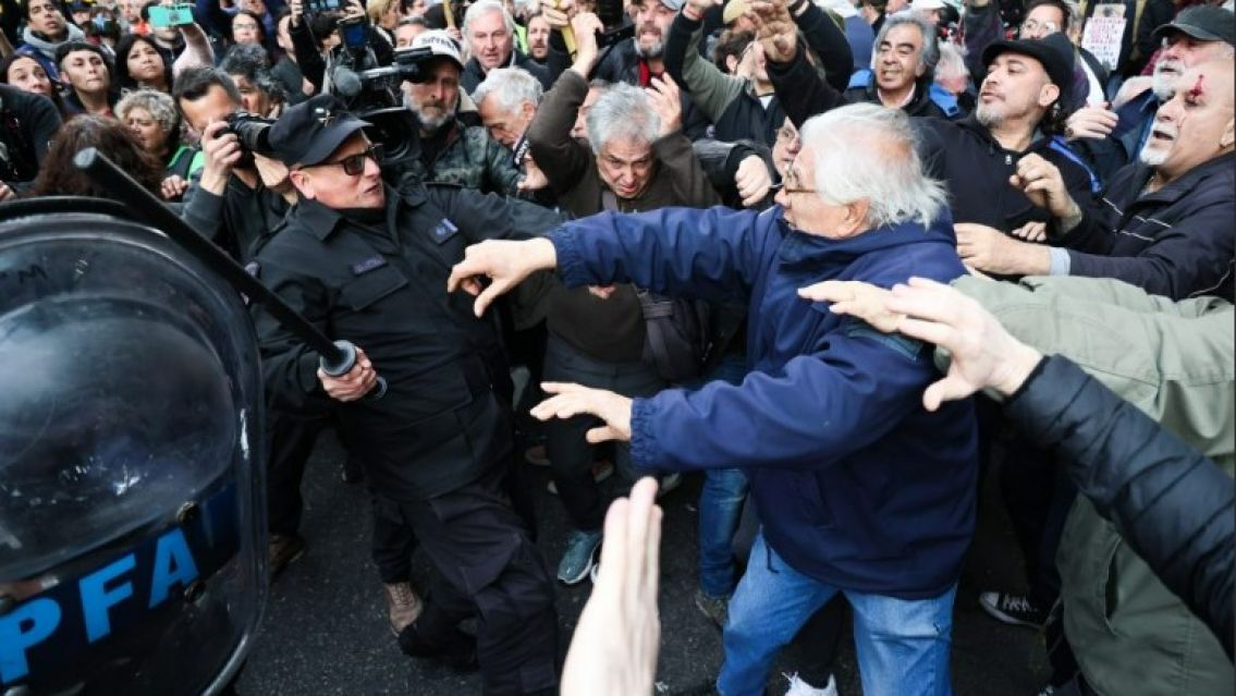 Brutal represi�n en el congreso contra los jubilados: Hay varios heridos