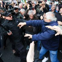 Brutal represión en el congreso contra los jubilados: Hay varios heridos